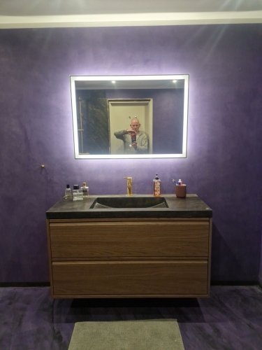 violet microcement badeværelse